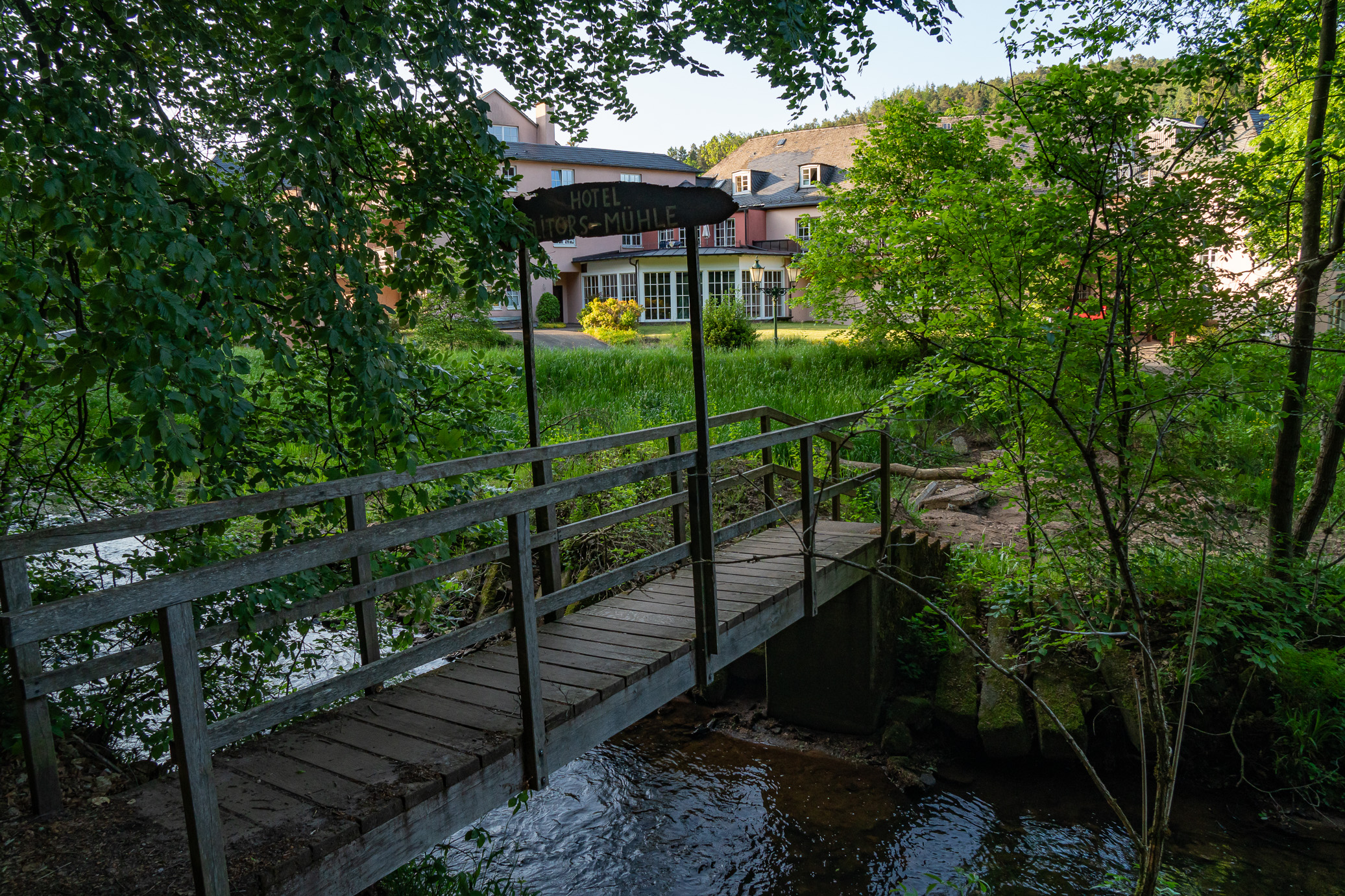Brücke über die Salm zum Hotel